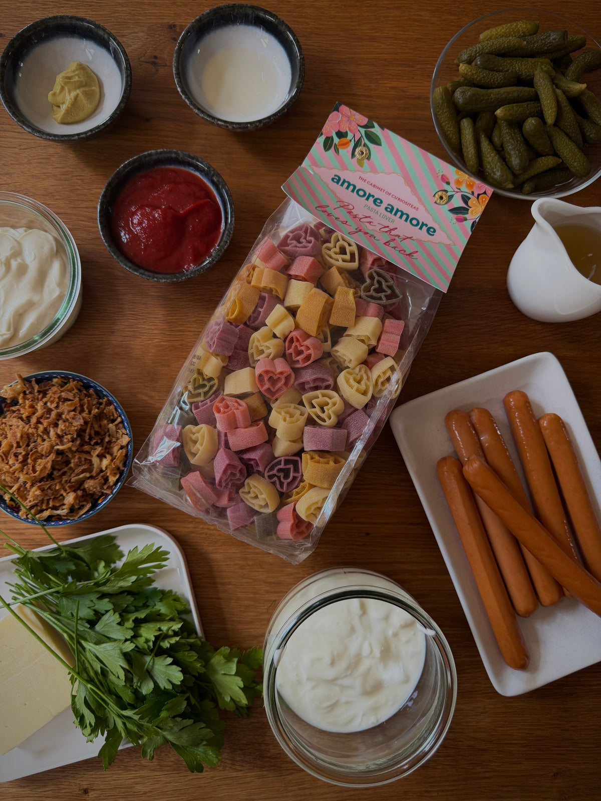 Amore Amore Pasta und Zutaten für einen Hot-Dog-Nudelsalat für Kinder und Erwachsene