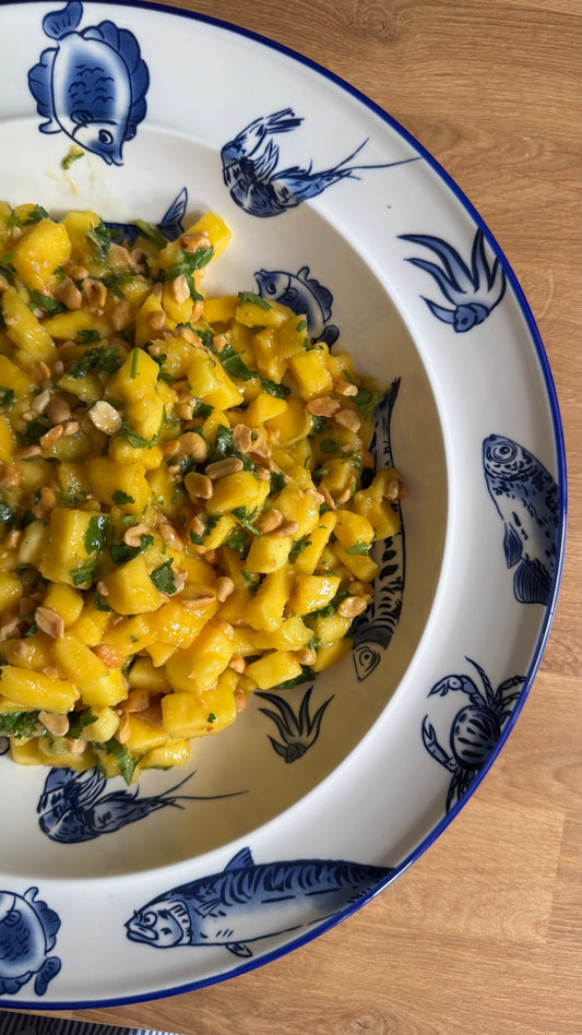 Sommerlicher Mangosalat mit Erdbeer-Crunch
