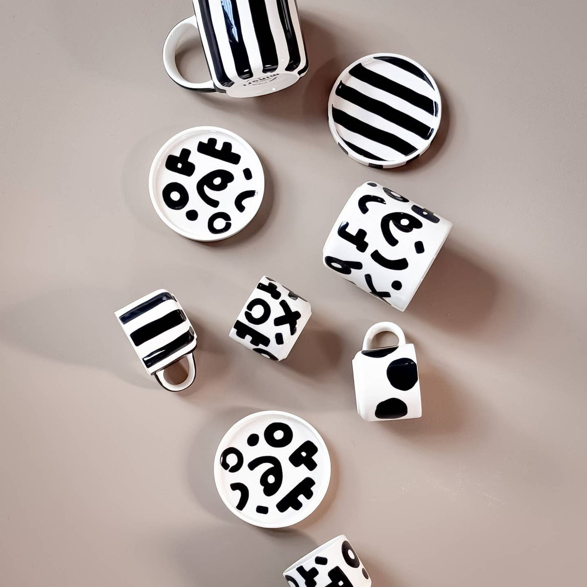 Espresso-Set STRIPES Volcano Black zusammen mit weiterer handbemalter Keramik von Magazin Minori