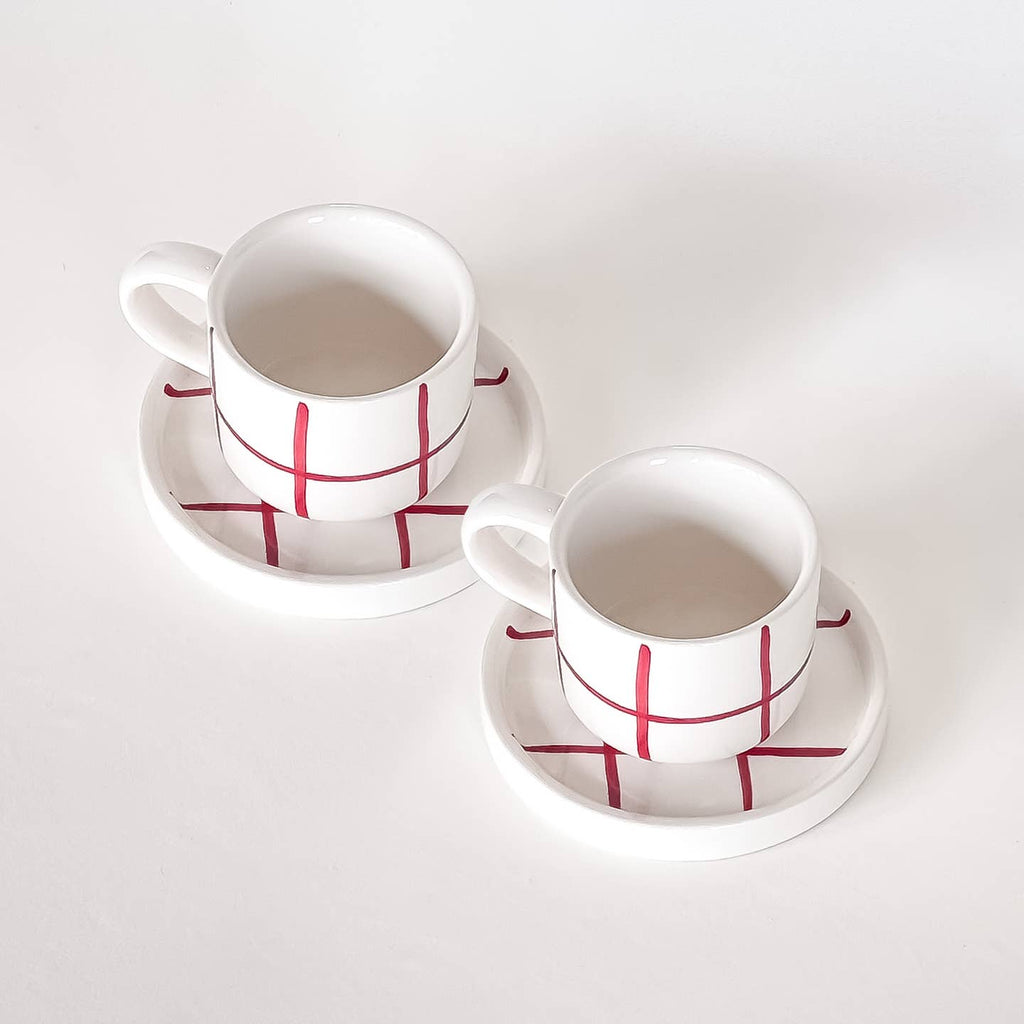Zwei rot karierte, handbemalte Espressotassen mit Untertassen von Magazin Minori