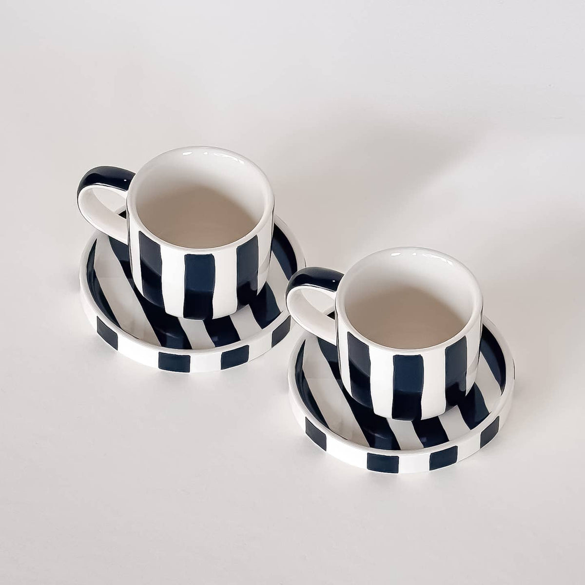 Zwei schwarz gestreifte, handbemalte Espressotassen mit Untertassen von Magazin Minori