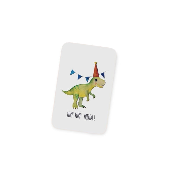 Minikarte „Hipp Hipp Hurra!“ von One in a Melon mit illustriertem Dino mit Partyhut und Wimpelkette, Visitenkartenformat
