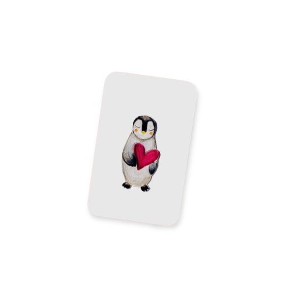 Minikarte „Pinguin mit Herz“ von One in a Melon mit illustriertem Pinguin, der ein rotes Herz hält, Visitenkartenformat