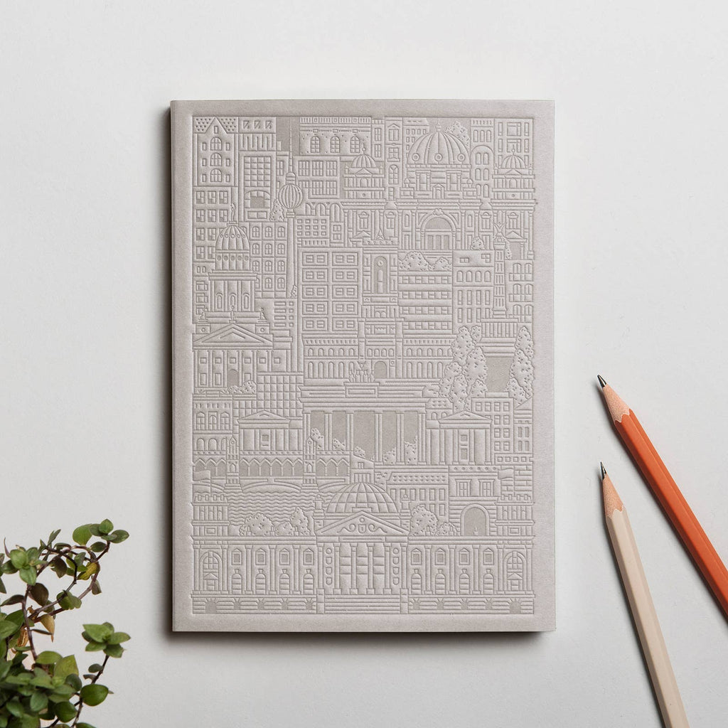 Notizbuch Berlin in Betongrau von The City Works mit handgeprägtem Stadtmotiv auf dem Cover