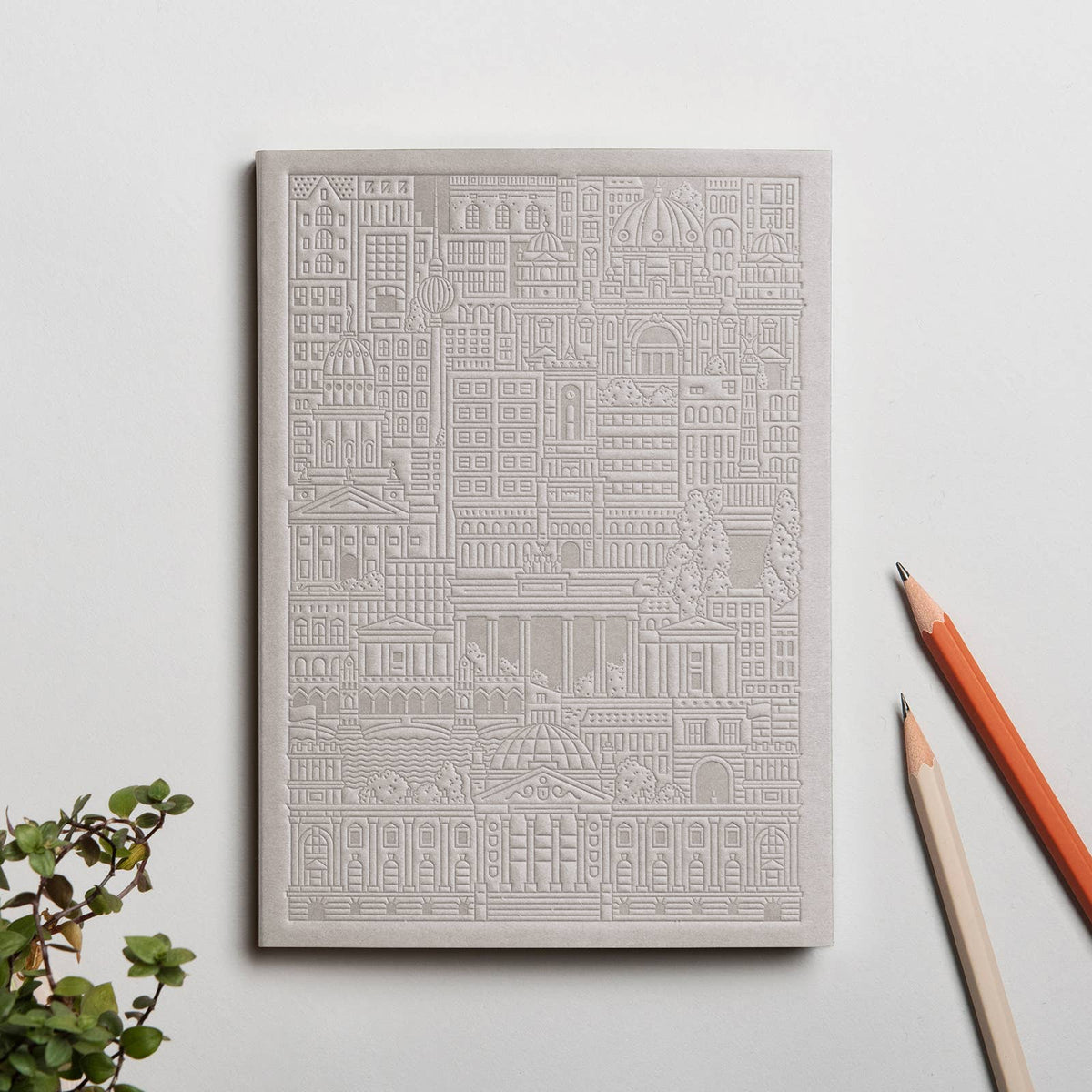 Notizbuch Berlin in Betongrau von The City Works mit handgeprägtem Stadtmotiv auf dem Cover