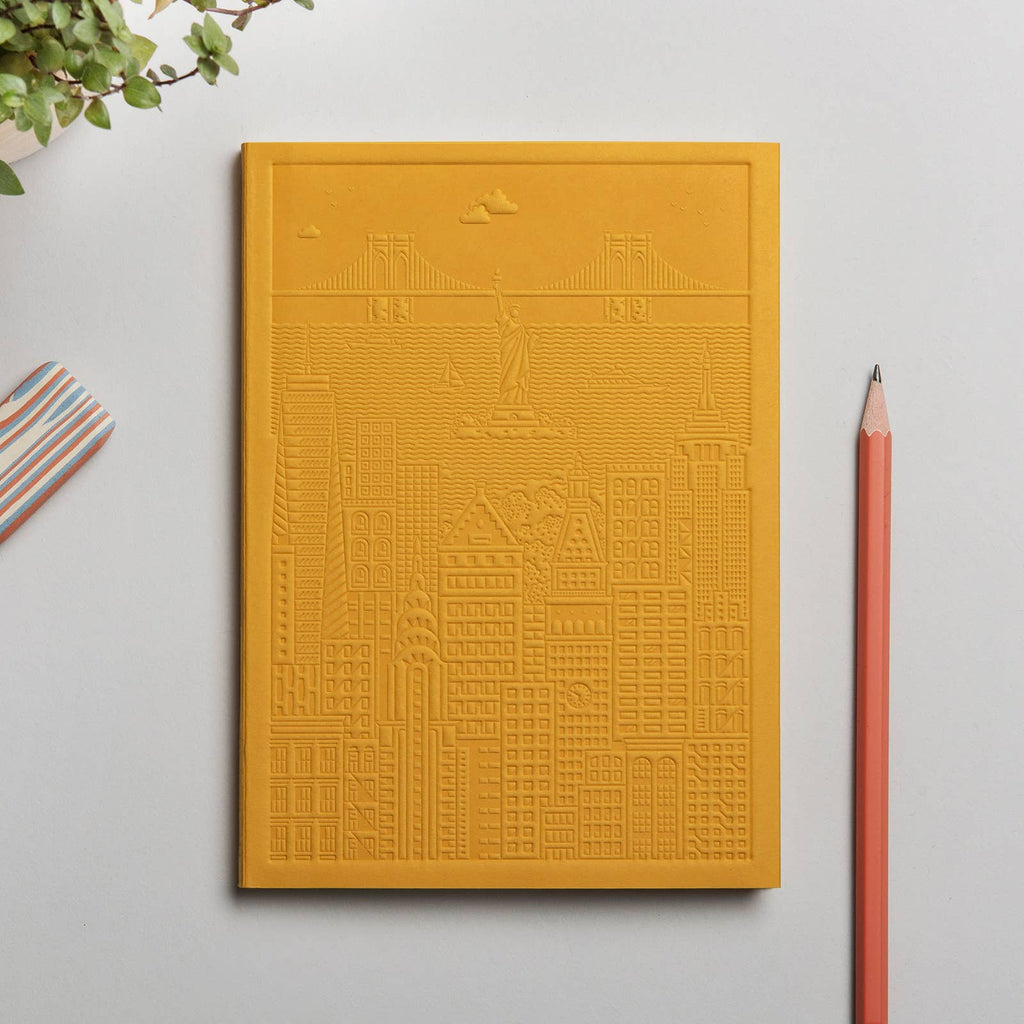 Notizbuch New York in Gelb von The City Works mit handgeprägtem Stadtmotiv auf dem Cover