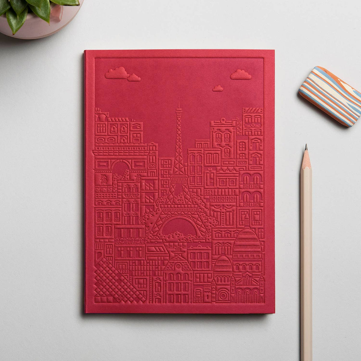 Notizbuch Paris in Rot von The City Works mit handgeprägtem Stadtmotiv auf dem Cover