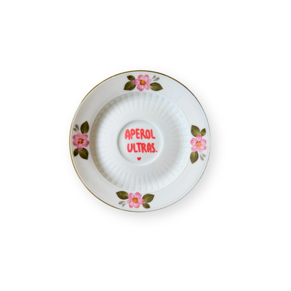 Vintage Wandteller mit handgeschriebenem Spruch „APEROL ULTRAS“ als Upcycling-Dekoration.