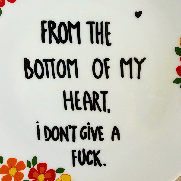 Vintage Wandteller "FROM THE BOTTOM OF MY HEART, I DON'T GIVE A FUCK" | Upcycling Unikat | 20 cm