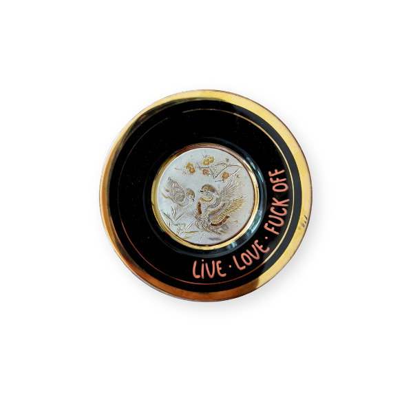 Schwarzer Vintage Wandteller mit Goldrand, japanisch inspiriertem Motiv und handgeschriebenem Spruch „Live. Love. Fuck Off.“.