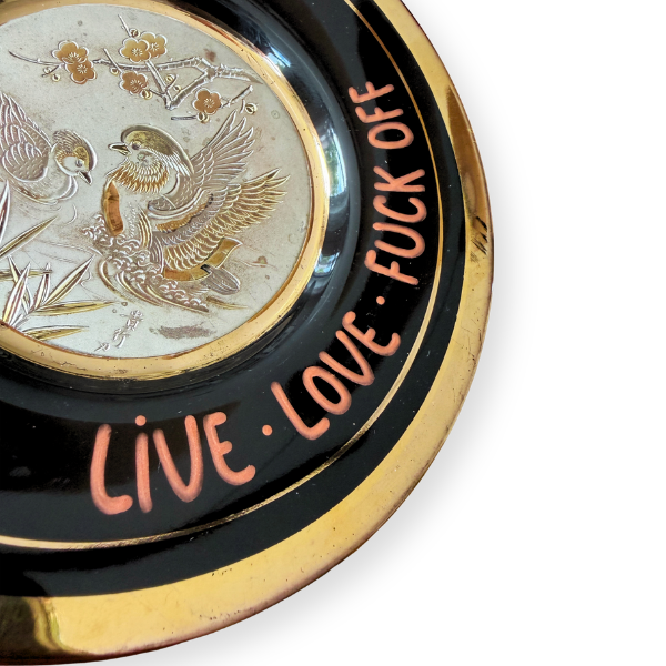 Vintage Wandteller "Live. Love. Fuck Off" | Upcycling Unikat | 16,5 cm