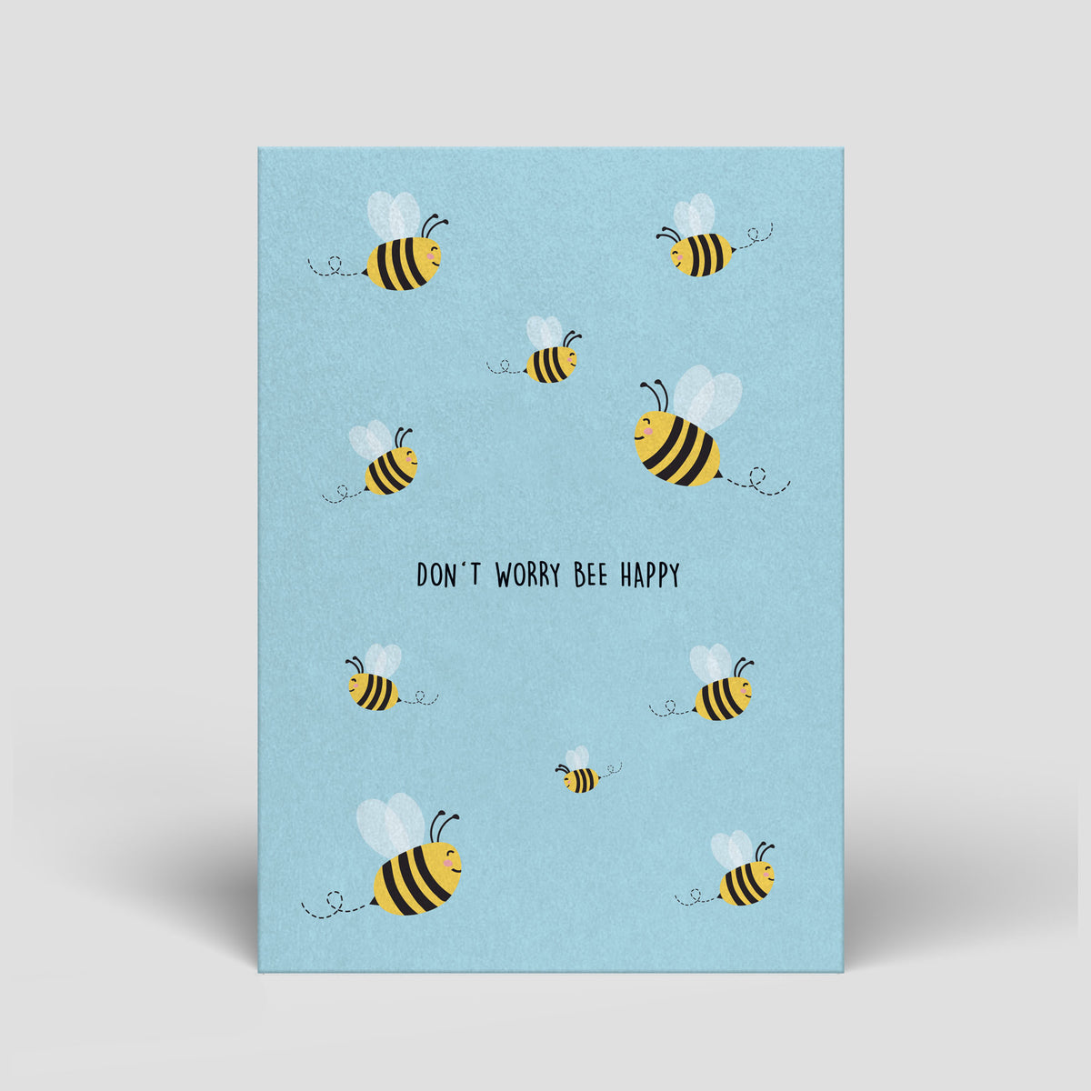 Postkarte „Don’t worry bee happy“ mit illustrierten Bienen von Naturbedacht, Vorderseite