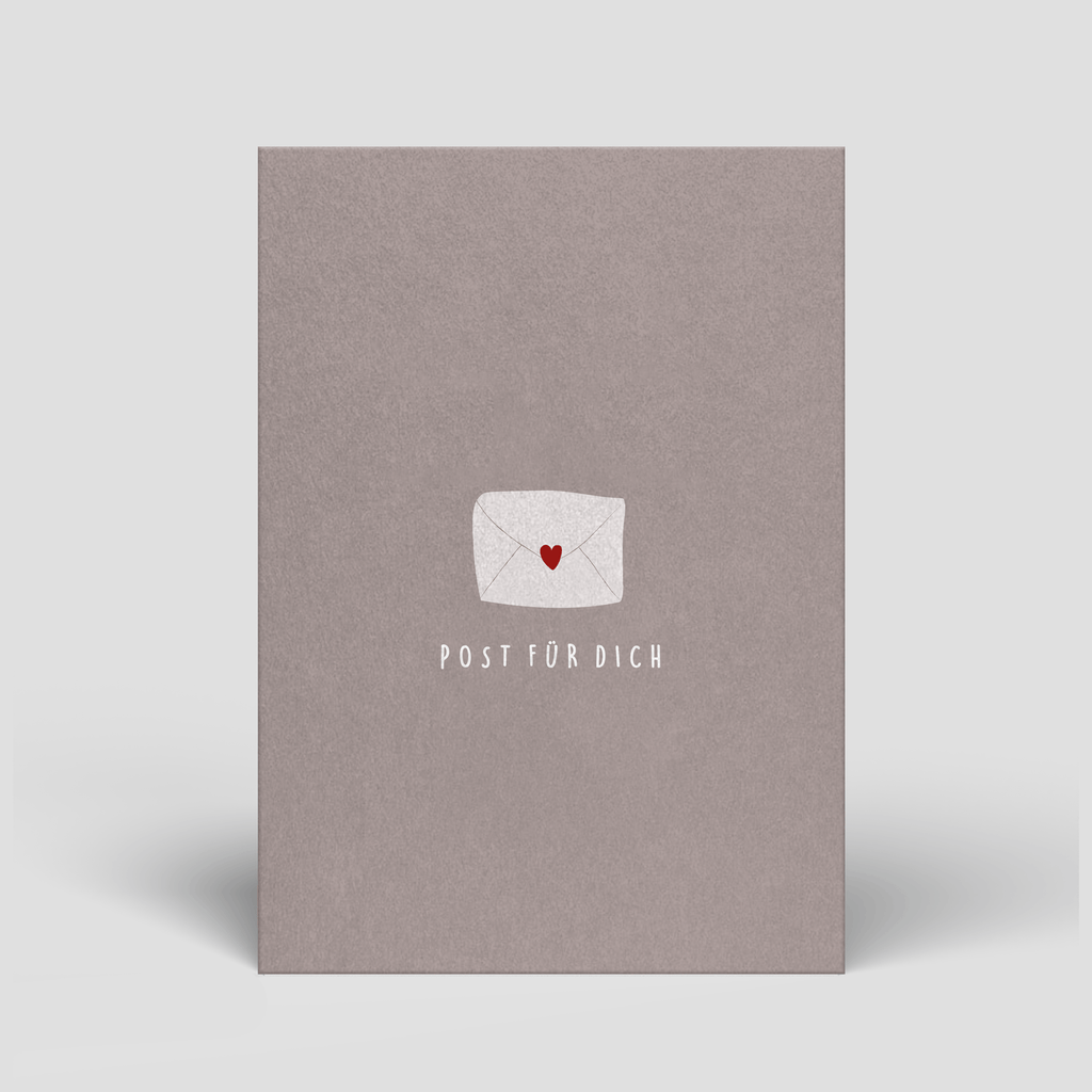 Postkarte „Für dich“ mit illustriertem Briefumschlag und Herz von Naturbedacht, Vorderseite