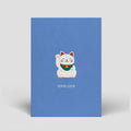 Postkarte „Good Luck“ mit illustrierter Winkekatze von Naturbedacht, Vorderseite