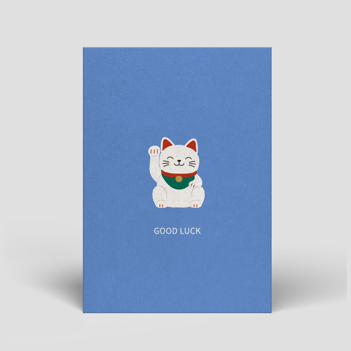 Postkarte „Good Luck“ mit illustrierter Winkekatze von Naturbedacht, Vorderseite
