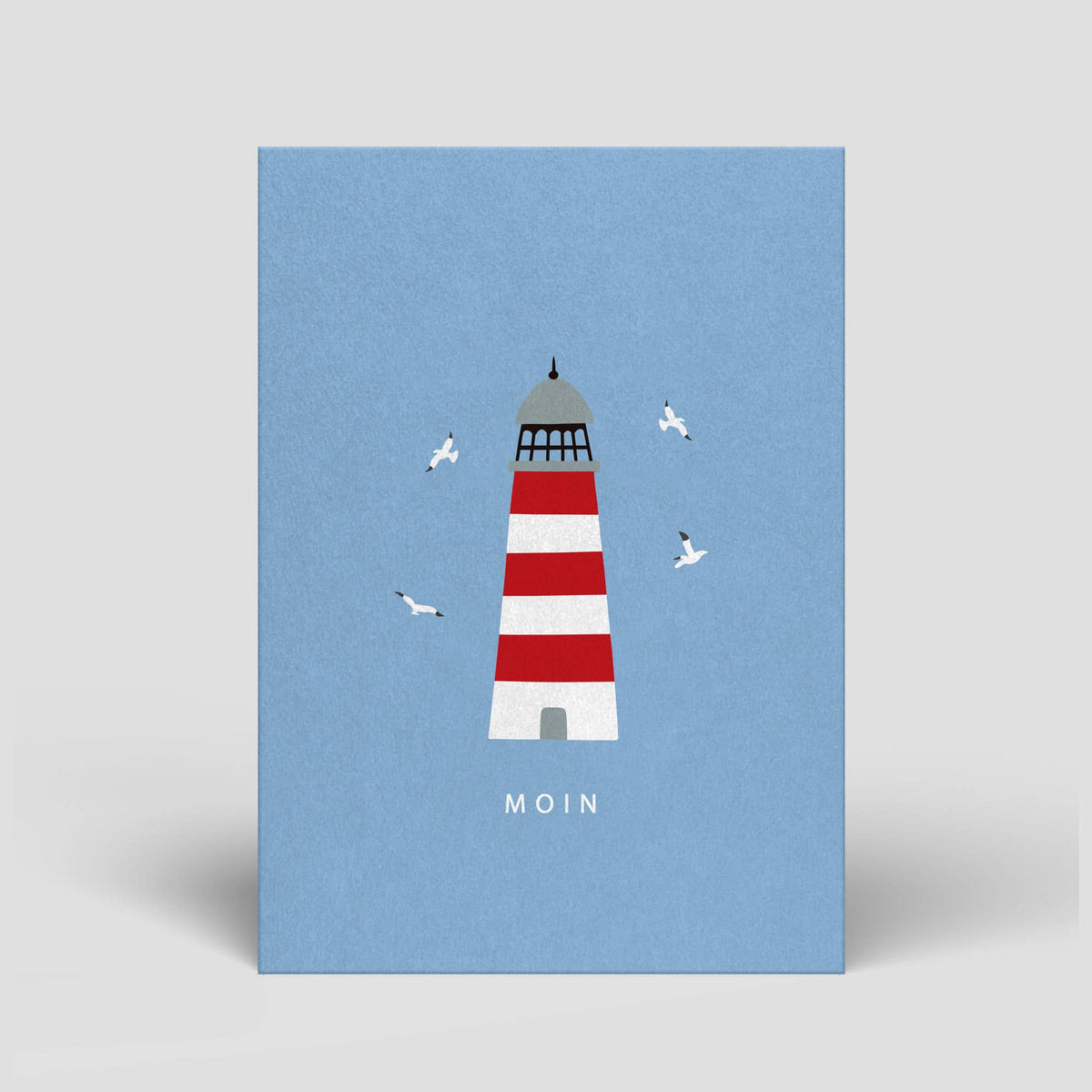 Maritime Postkarte „Moin“ mit illustriertem Leuchtturm von Naturbedacht, Vorderseite