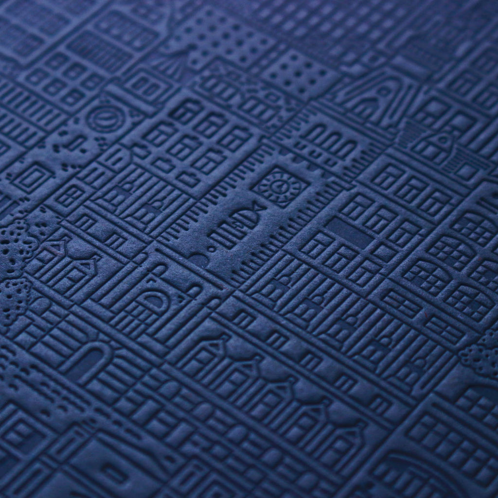 Notizbuch Hamburg in Navy von The City Works mit handgeprägtem Stadtmotiv auf dem Cover