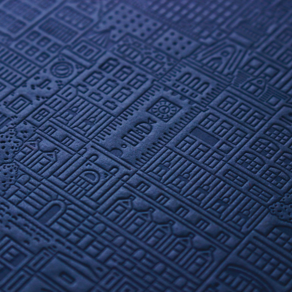 Notizbuch Hamburg in Navy von The City Works mit handgeprägtem Stadtmotiv auf dem Cover