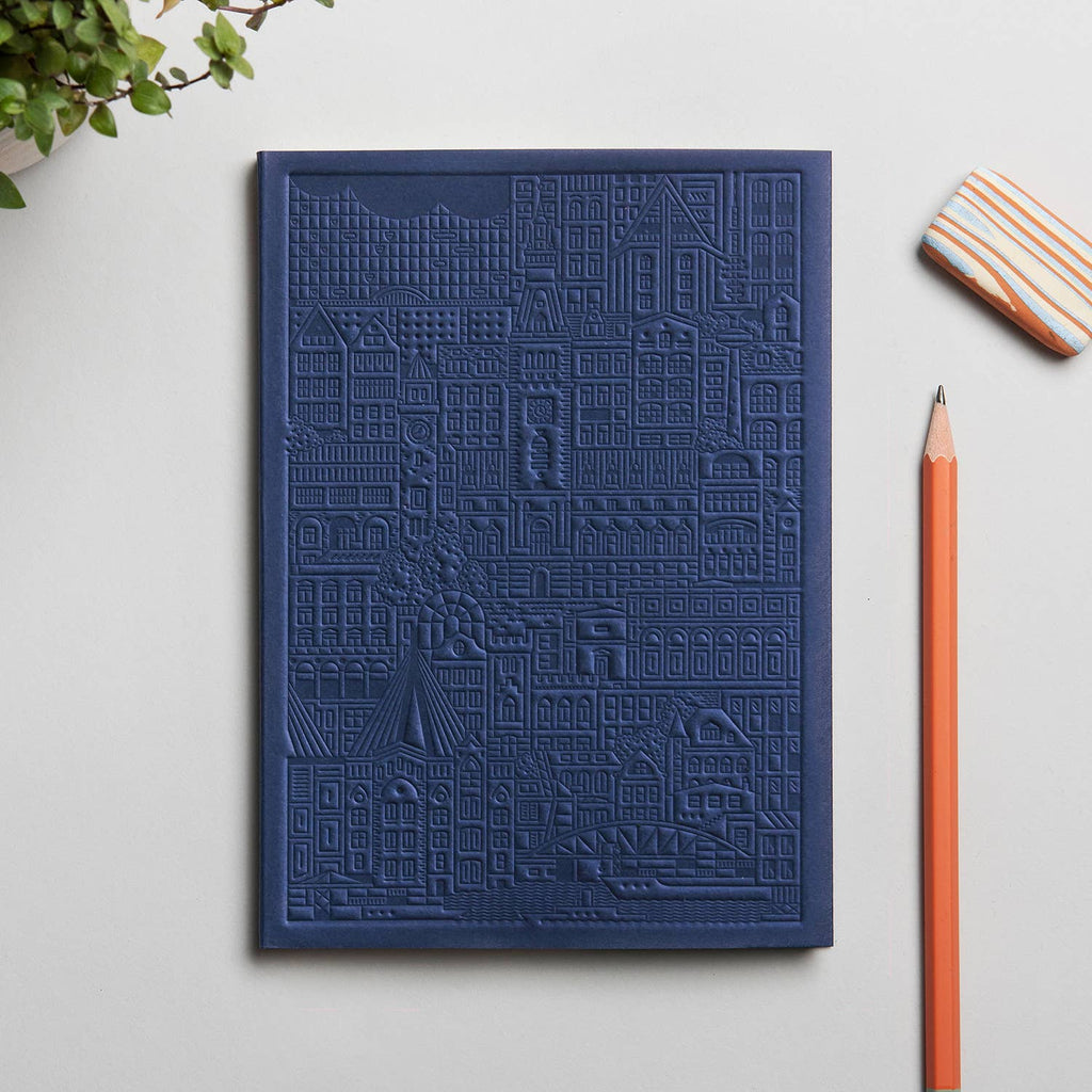 Notizbuch Hamburg in Navy von The City Works mit handgeprägtem Stadtmotiv auf dem Cover
