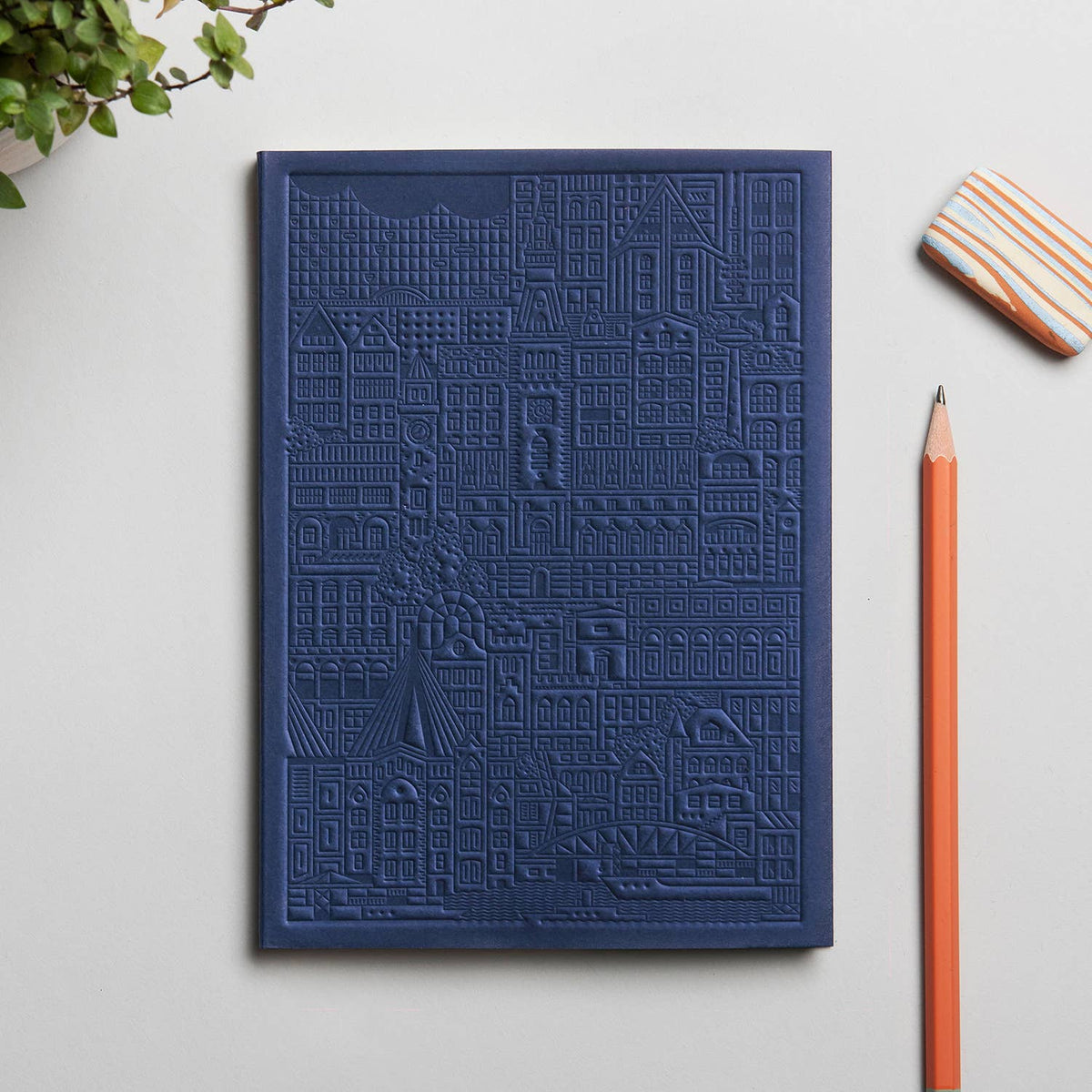 Notizbuch Hamburg in Navy von The City Works mit handgeprägtem Stadtmotiv auf dem Cover