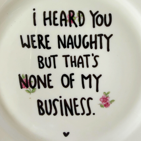 Vintage Wandteller "I HEARD YOU WERE NAUGHTY BUT THAT'S NONE OF MY BUSINESS" | Upcycling Unikat | 20 cm