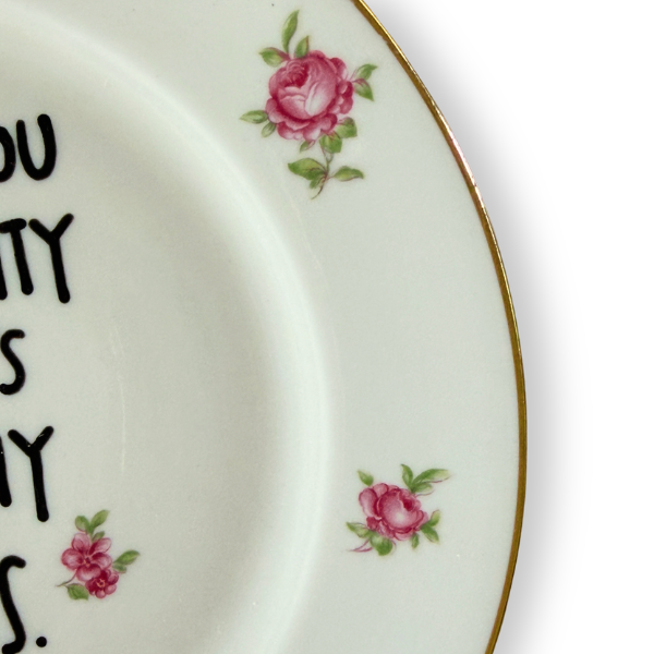 Vintage Wandteller "I HEARD YOU WERE NAUGHTY BUT THAT'S NONE OF MY BUSINESS" | Upcycling Unikat | 20 cm