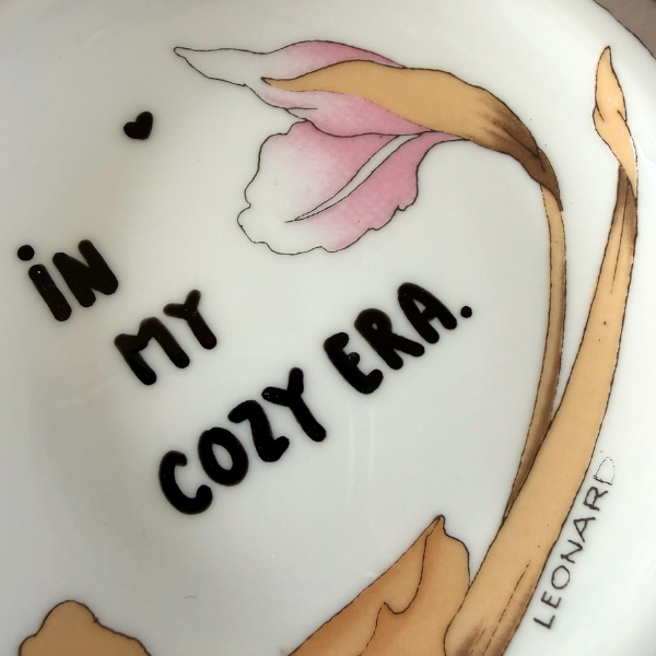 Vintage Mini-Wandteller "IN MY COZY ERA" | Upcycling Unikat | 13 cm